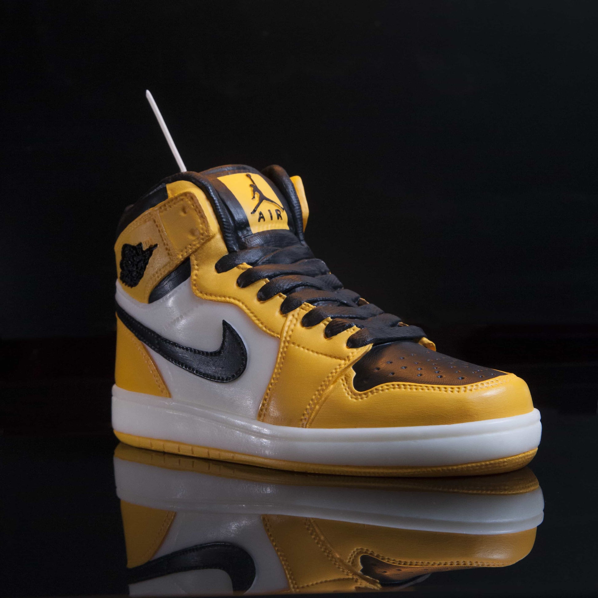 Sneakers Addict, Bougie Streetwear, AIR JORDAN 1 Mid, Yellow, Black,Taxi, Jordan 1 Lost And Found Chicago, Bougie Sneakers, Bougie en forme de Basket, Boutique Pickers Vintage Officielle    